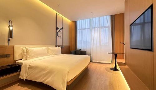 Premier King Room with City View