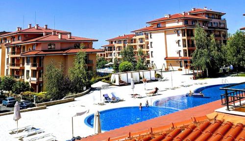 Apartment with Pool View 