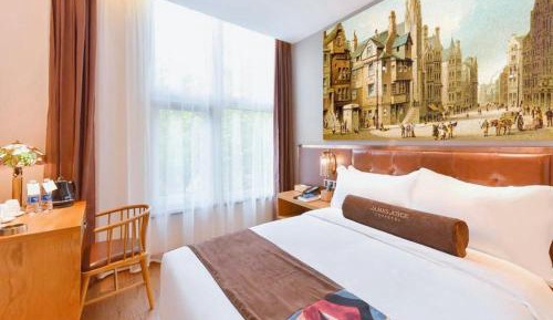 Deluxe Queen Room