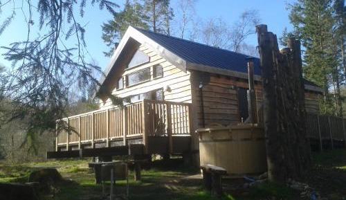 Burnside Cabin (2 bedrooms) – Wood fired hot tub (extra charge) and free Wi-Fi