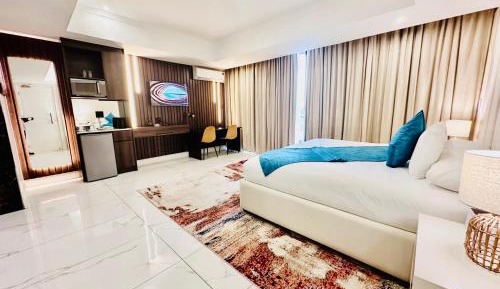 King Suite with Pool View