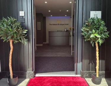 King Room with Roll-In Shower - Disability Access