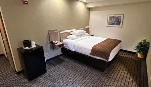 Queen Room - Accessible