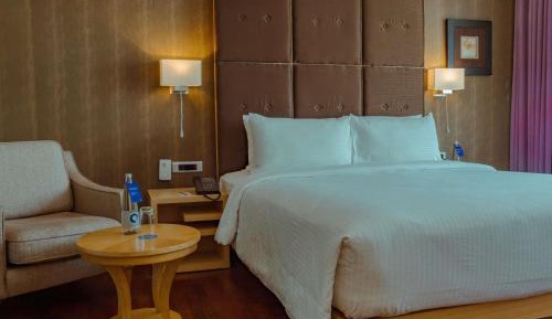 Junior Suite with Lounge Access - Happy Hours 6:30 PM to 8:30 PM