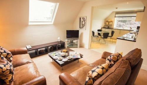 Deluxe Two-Bedroom Apartment with Garden View