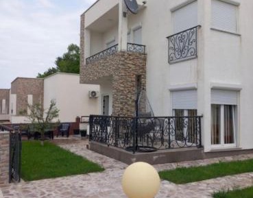 Four-Bedroom Apartment with Balcony 