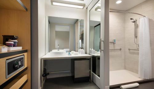 Savvy, Guest room, 1 King, City view, Corner room