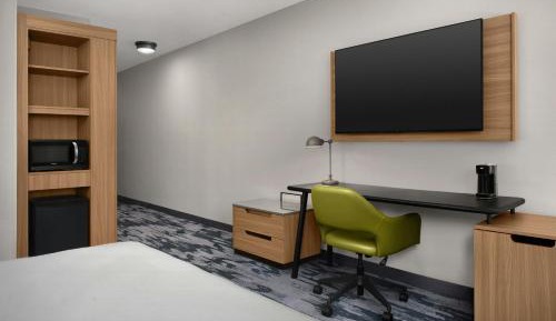 Standard King Room with Adapted Tub - Mobility and Hearing Accessible