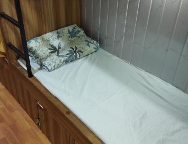 Single Bed in Male Dormitory Room with Shared Bathroom