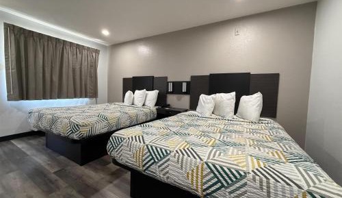 Deluxe Queen Room with Two Queen Beds - Smoking