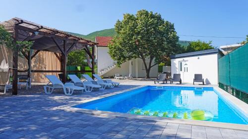 Apartment with Swimming Pool