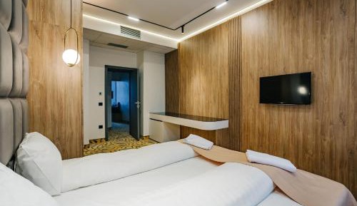 King Suite with Pool View