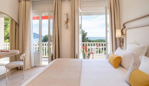 Deluxe Queen Room with Balcony and Sea View - Non-Smoking