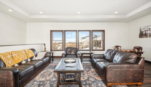 Four-Bedroom Holiday Home