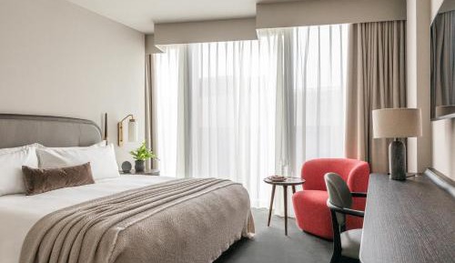 Superior King Room with City View