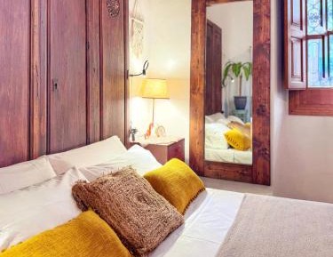 Deluxe One-Bedroom Apartment