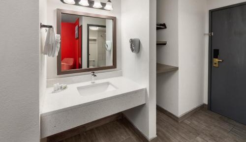 King Room with Roll-In Shower - Mobility Access/Non-Smoking