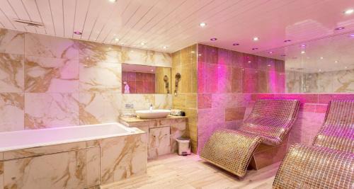 King Suite with Soaking Tub
