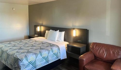 King Room with Micro Fridge - Accessible/Non-Smoking
