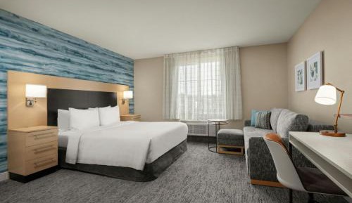 Standard King Studio with Sofa Bed and Adapted Tub - Mobility and Hearing Accessible