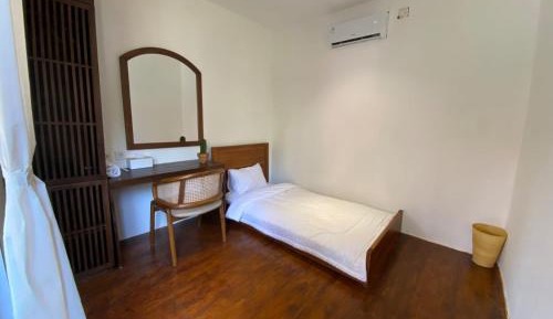 Single Room with Shared Bathroom