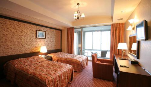 This apartment features 1 living room, 1 separate bedroom and 1 bathroom with a walk-in shower and free toiletries. Guests will find a stovetop, a refrigerator, a dishwasher and kitchenware in the fully equipped kitchen. The apartment also comes with a ba