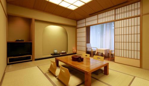 Suite with: Living room and sofa, King size bed, Work area, Luggage rack, Digital safe, Mini-bar, Bathroom with all amenities + Hairdryer, Room service, 43" SMART TV with cable - Net (Living room), 50" LCD TV - Net (Suite), Wi-Fi + room service.