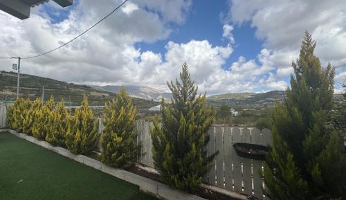 Apartment with Mountain View