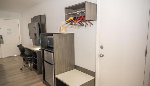 King Room with Roll-in Shower - Disability Access - Non-Smoking