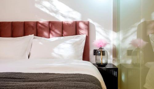 Classic One-Bedroom Apartment with King Bed