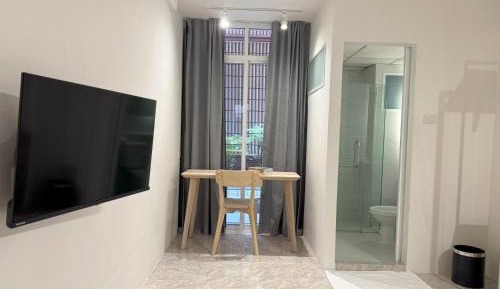 Deluxe One-Bedroom Apartment