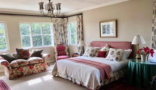 Deluxe Double Room (2 Adults + 1 Child)