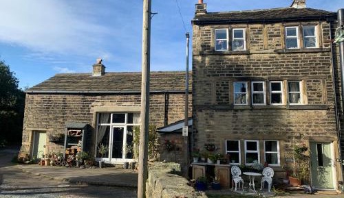 Double bed room and quirky homestay in quaint hamlet 