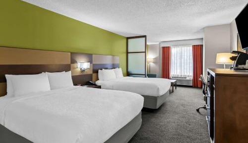 Queen Suite with Two Queen Beds and Sofa Bed - Non-Smoking
