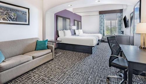 Deluxe Suite with Two Queen Beds - Non-Smoking