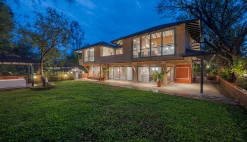 Villa with Garden View