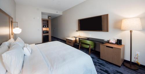 King Room with Roll-in Shower - Mobility Accessible