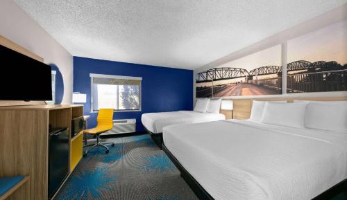 Queen Room with Two Queen Beds and Bath Tub - Mobility Accessible/Non-Smoking