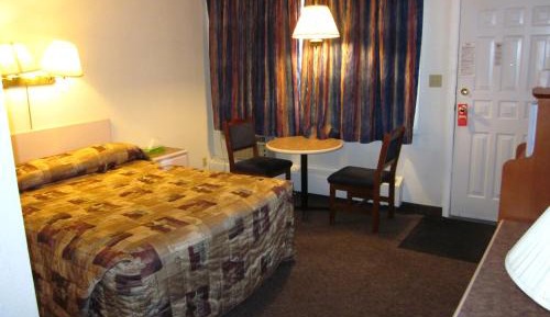 Queen Room - Non-Smoking