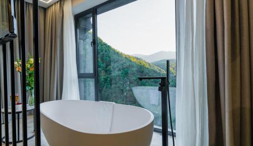 Suite with Hot Tub