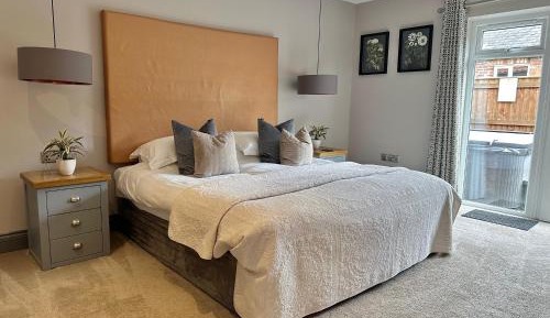 King Room with Hot Tub (No pets)