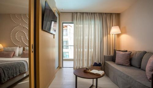 Bungalow with Pool View