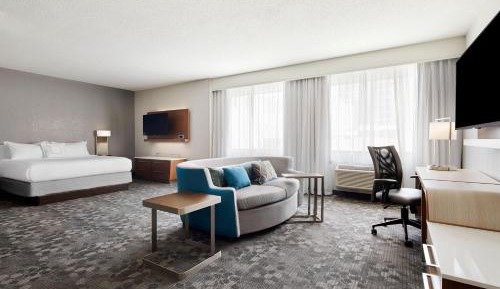 One Room Corner Suite, Larger Guest room, 1 King, Sofa bed