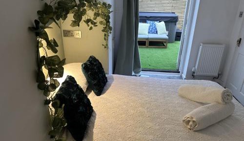 Deluxe Three-Bedroom Apartment with Garden View