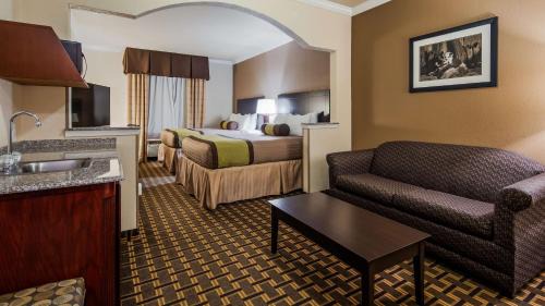 Queen Suite with Two Queen Beds and Sofa Bed - Wet Bar/Non-Smoking