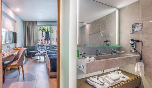 Double Room with Sharing Pool