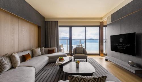 Deluxe King Suite