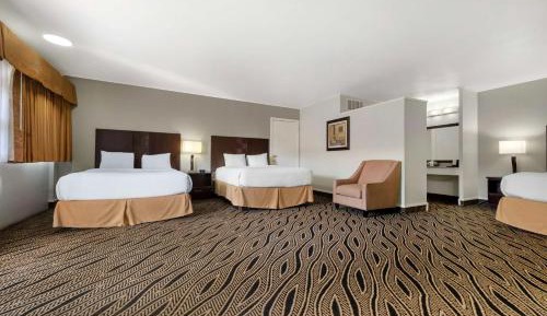 Queen Rooms with Three Queen Beds - Smoking Room