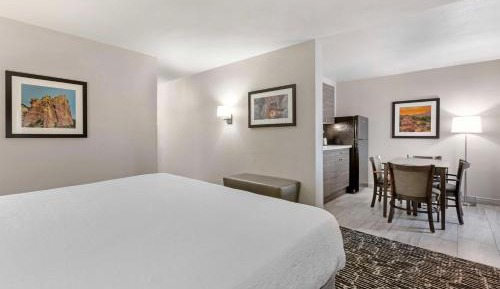 Corner King Room