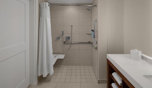 King Studio with Sofa Bed and Adapted Tub - Mobility Accessible